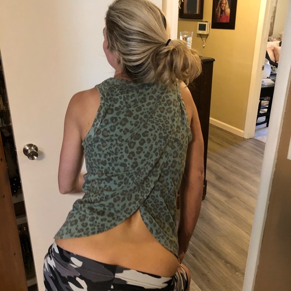 Woman”s top - Picture 4 of 16